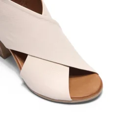 Piacere Off-White Leather Crossover Sandals